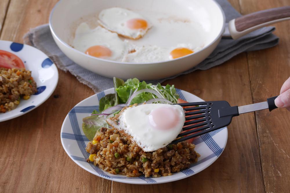 カレーたまごのせる