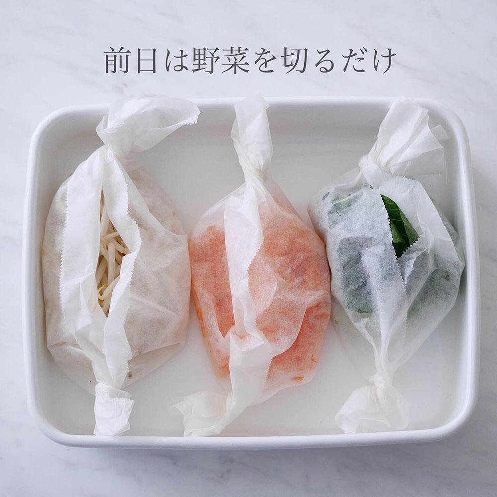 フライパンとクッキングシートのほったらかし弁当の準備