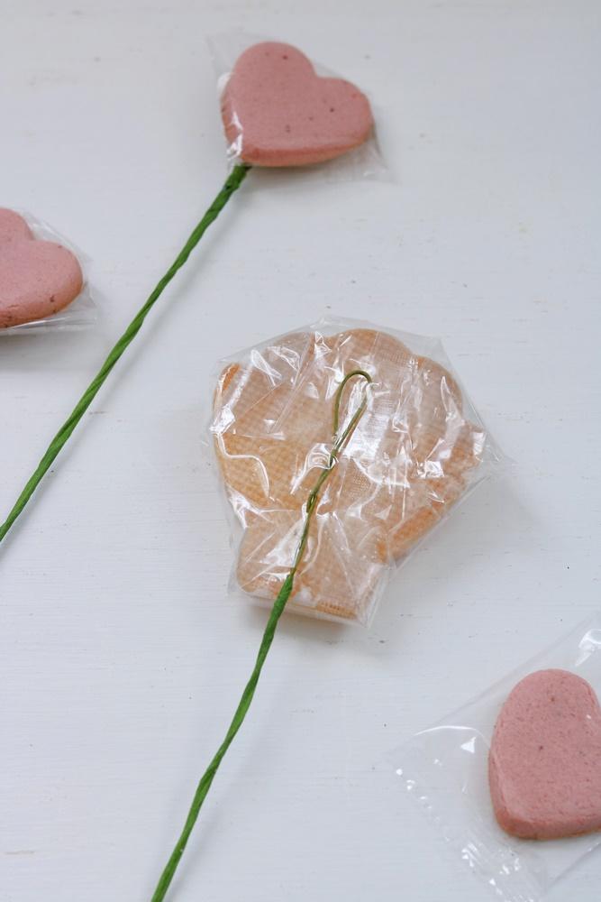 クッキーにワイヤーをつけるIMG_7032